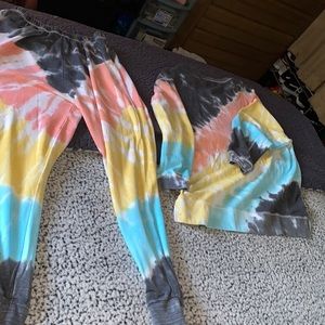 Tye jogger outfit. Crewneck and jogger pants